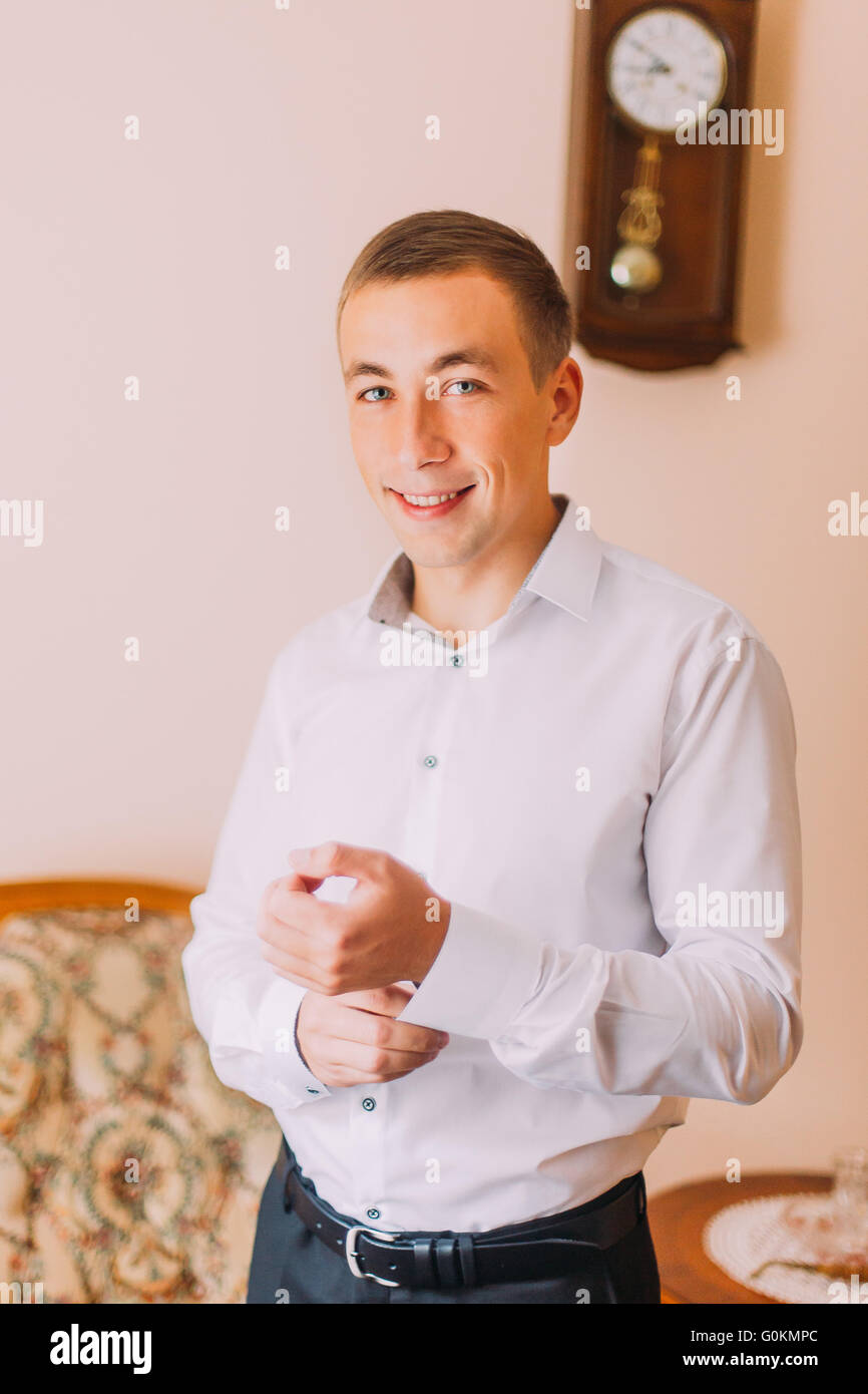 Elegante alte Kommode mit Frühlingsstrauß der weißen Kamille drauf. Hochzeitskonzept Stockfoto