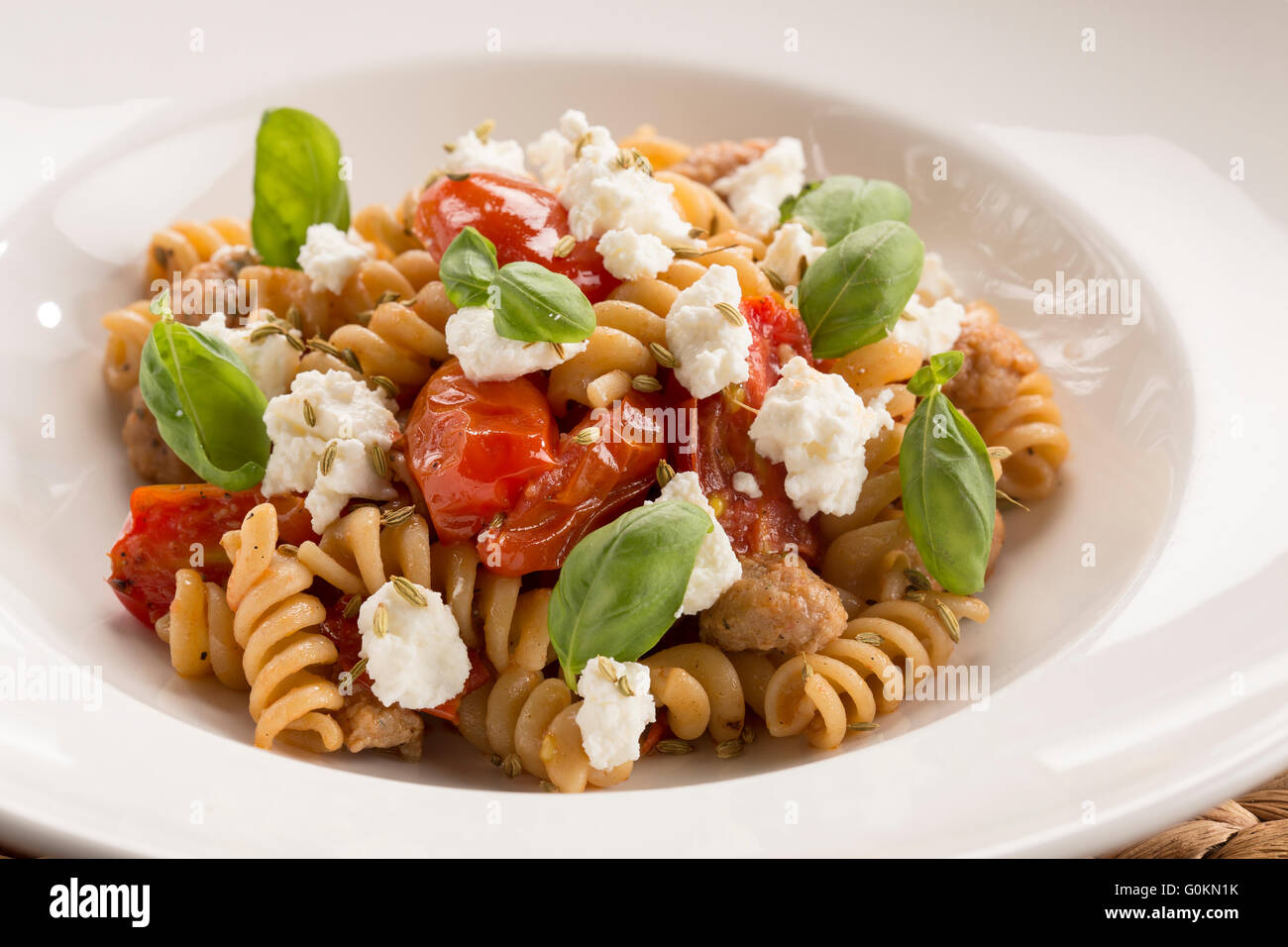 Nudeln mit italienischer Wurst, San Marzano Tomaten, Ricotta, Chili & Fenchel Samen Stockfoto