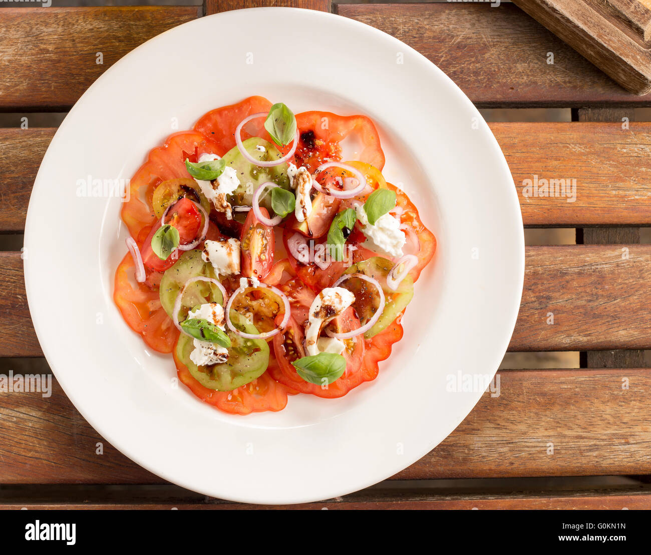 Erbstück-Tomaten, hin-und hergerissen Buratta, Schalotten, Basilikum & alter Balsamico Stockfoto