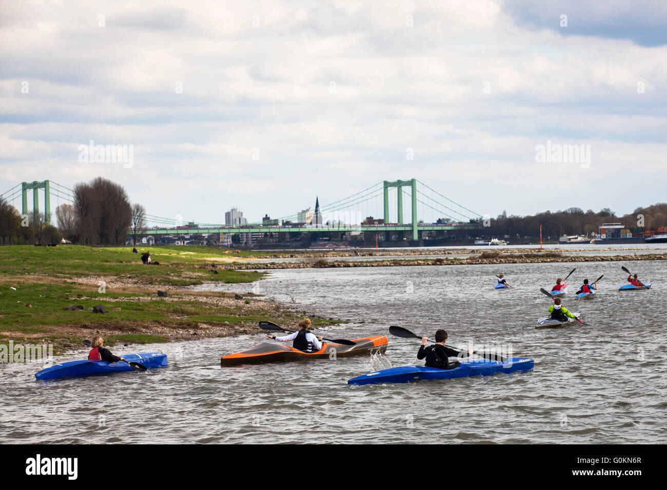 Europa, Deutschland, Köln, Kajak auf dem Rhein, im Hintergrund der Bau-Brücke. Stockfoto