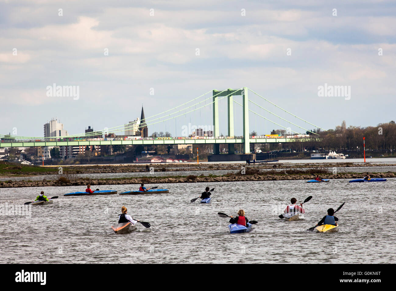 Europa, Deutschland, Köln, Kajak auf dem Rhein, im Hintergrund der Bau-Brücke. Stockfoto