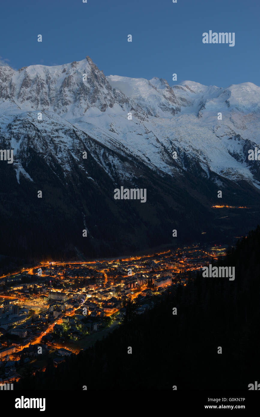 Das Tal von Chamonix bei Dämmerung mit den hohen Gipfeln des Mont-Blanc-Massivs im Frühling. Haute-Savoie, Auvergne-Rhône-Alpes, Frankreich. Stockfoto