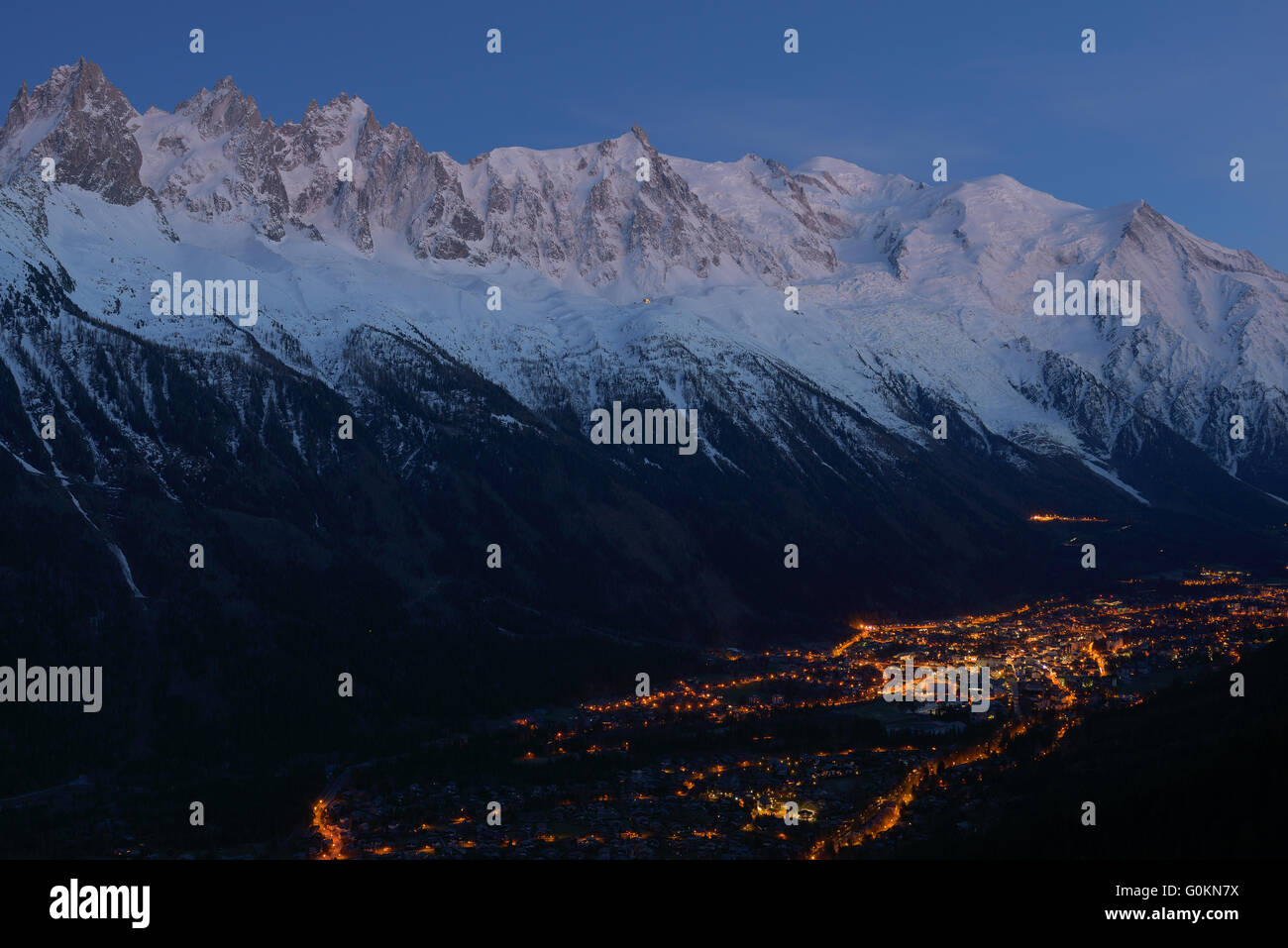 Das Tal von Chamonix bei Dämmerung mit den hohen Gipfeln des Mont-Blanc-Massivs im Frühling. Haute-Savoie, Auvergne-Rhône-Alpes, Frankreich. Stockfoto