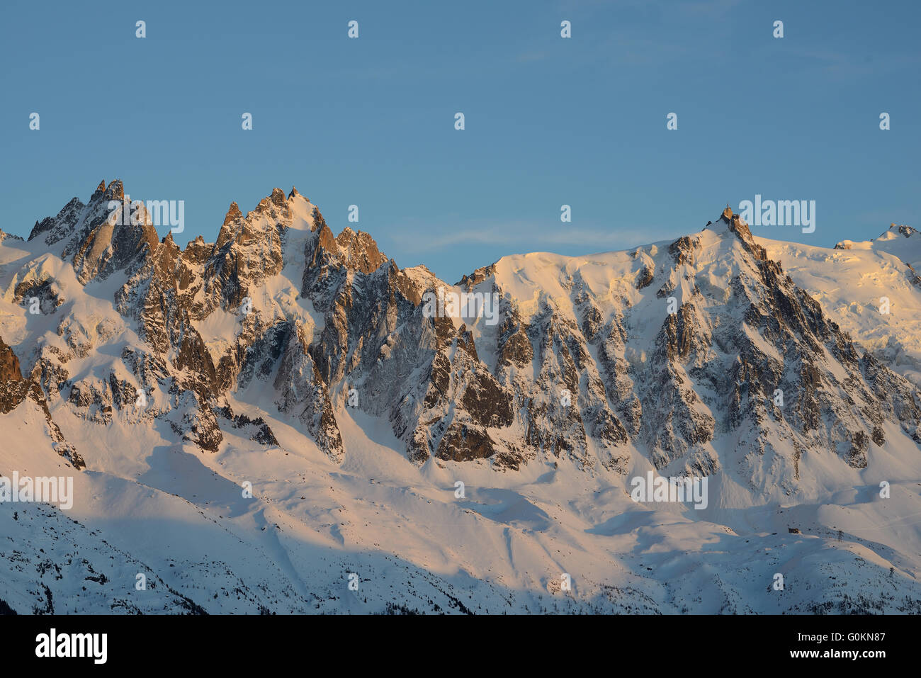 Aiguilles de Chamonix im warmen Licht des Sonnenuntergangs. Chamonix Mont-Blanc, Haute-Savoie, Auvergne-Rhône-Alpes, Frankreich. Stockfoto