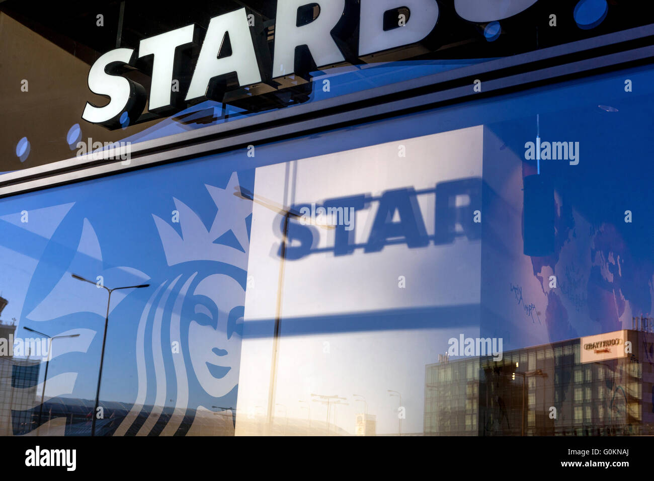 Reflexion, Starbucks Kaffee, Flughafen, Prag, Tschechische Republik Stockfoto