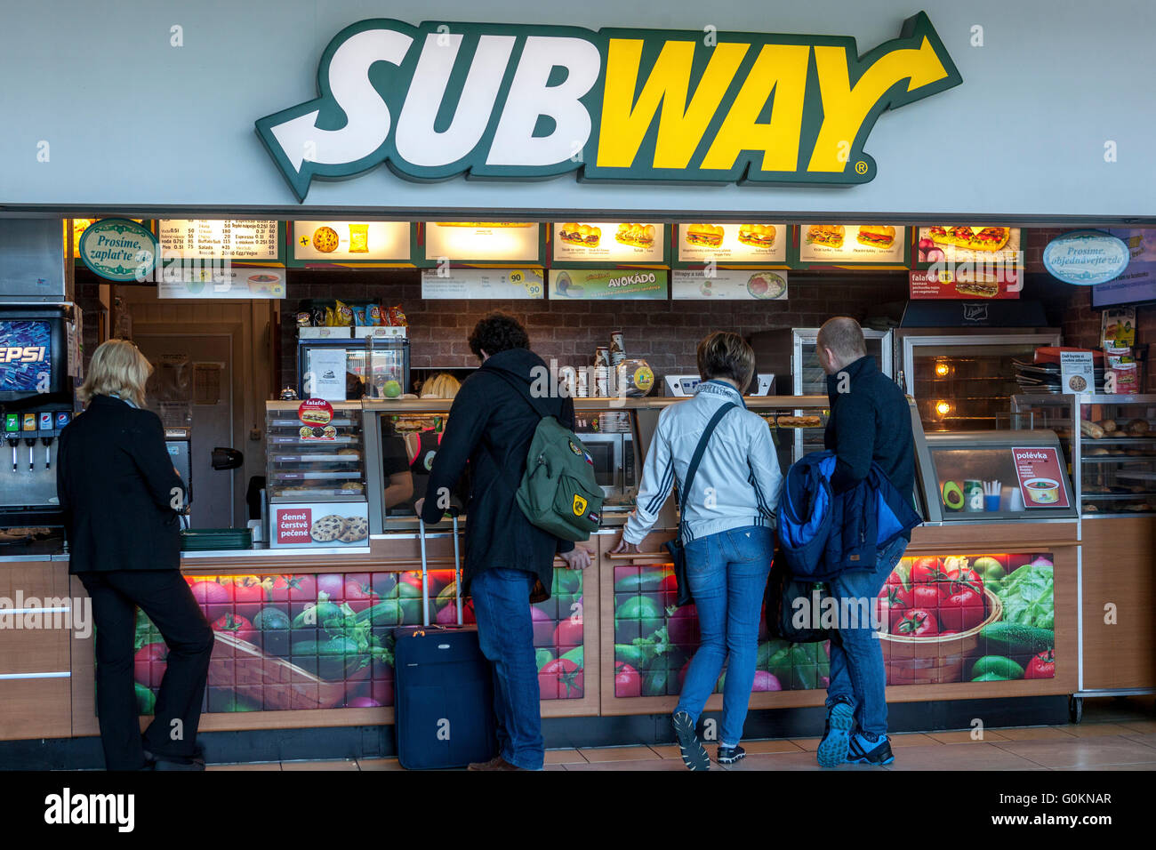 U-Bahn-Restaurant fast Food am Flughafen, Prag Tschechien Stockfoto