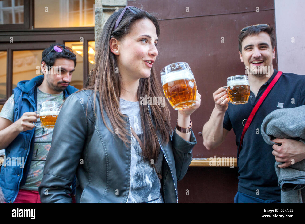 Prager Touristen Frau trinkt Bier Pilsner Urquell Leute vor der Bar Lokal Prag Mala Strana tschechische Bierfrau Stockfoto