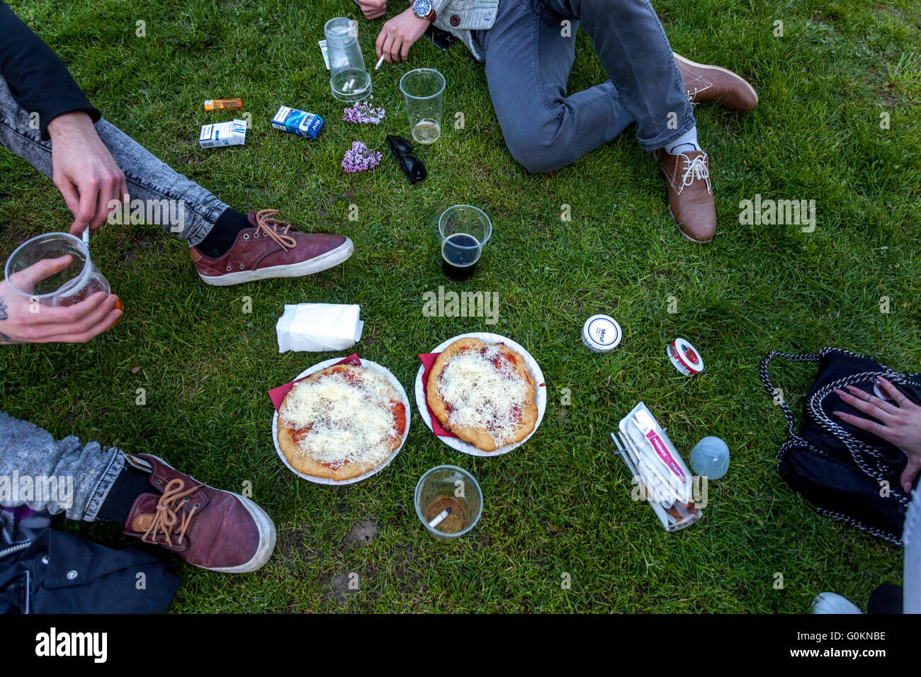 Picknick im Garten, Stillleben mit zwei Pizza Party Prag, Tschechische Republik Stockfoto