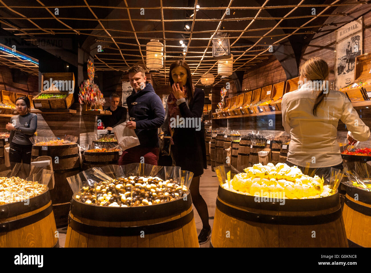 Leute, die im Candy Shop, der Karlstraße Prager Altstadt, Tschechien einkaufen Stockfoto