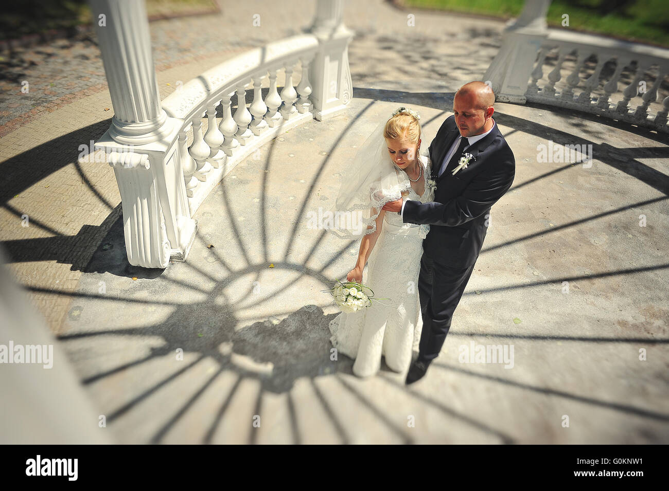 Nur verheiratete Paar zu Fuß in Liebe unter Bogen der Liebenden Stockfoto