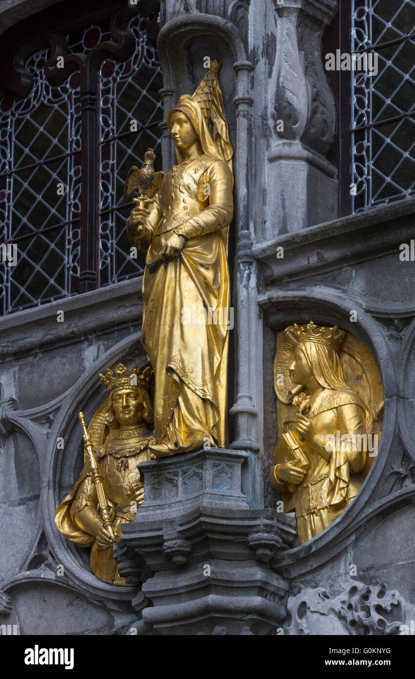 Statuen auf der Fassade der Basilika des Heiligen Blutes in Burgplatz, Brügge Stockfoto