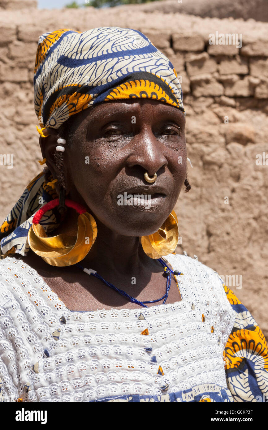 Fulbe (Peul) Frau trägt traditionelle Fulani goldene Ohrringe und einen Nasenring Stockfoto