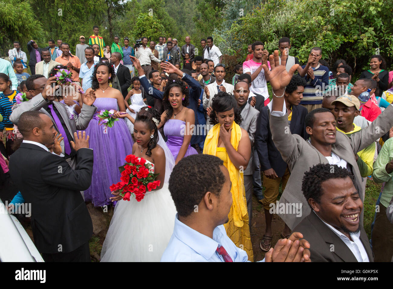 Muhi Dorf, Gurage, Äthiopien, Oktober 2013 Menschen versammeln sich für eine Hochzeitsfeier wie heute günstig für Ehen ist.  Foto von Mike Goldwater Stockfoto