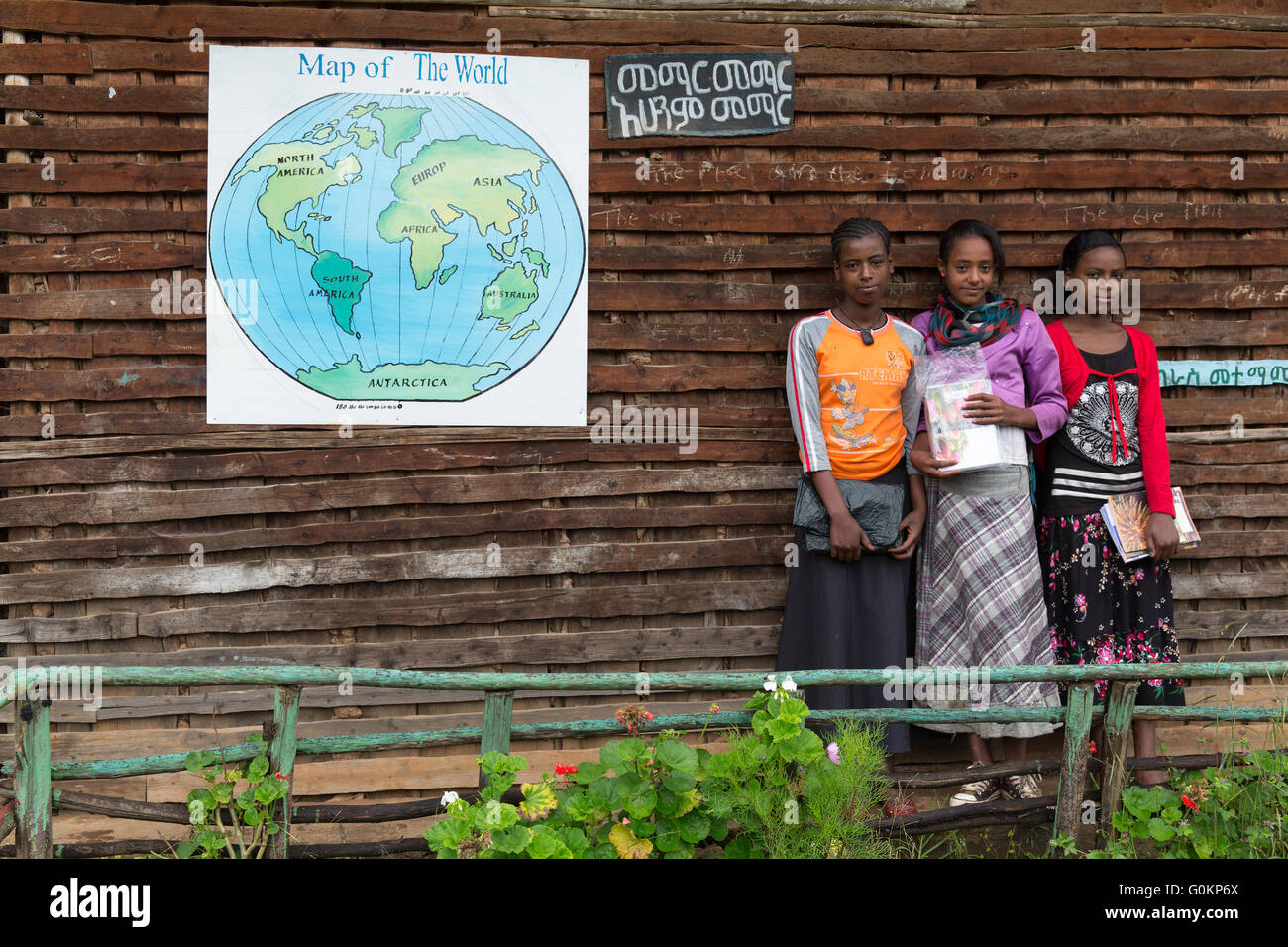 Muhi Dorf, Gurage, Äthiopien, Oktober 2013 Teenage Schüler zwischen den Klassen an der örtlichen Schule. Stockfoto