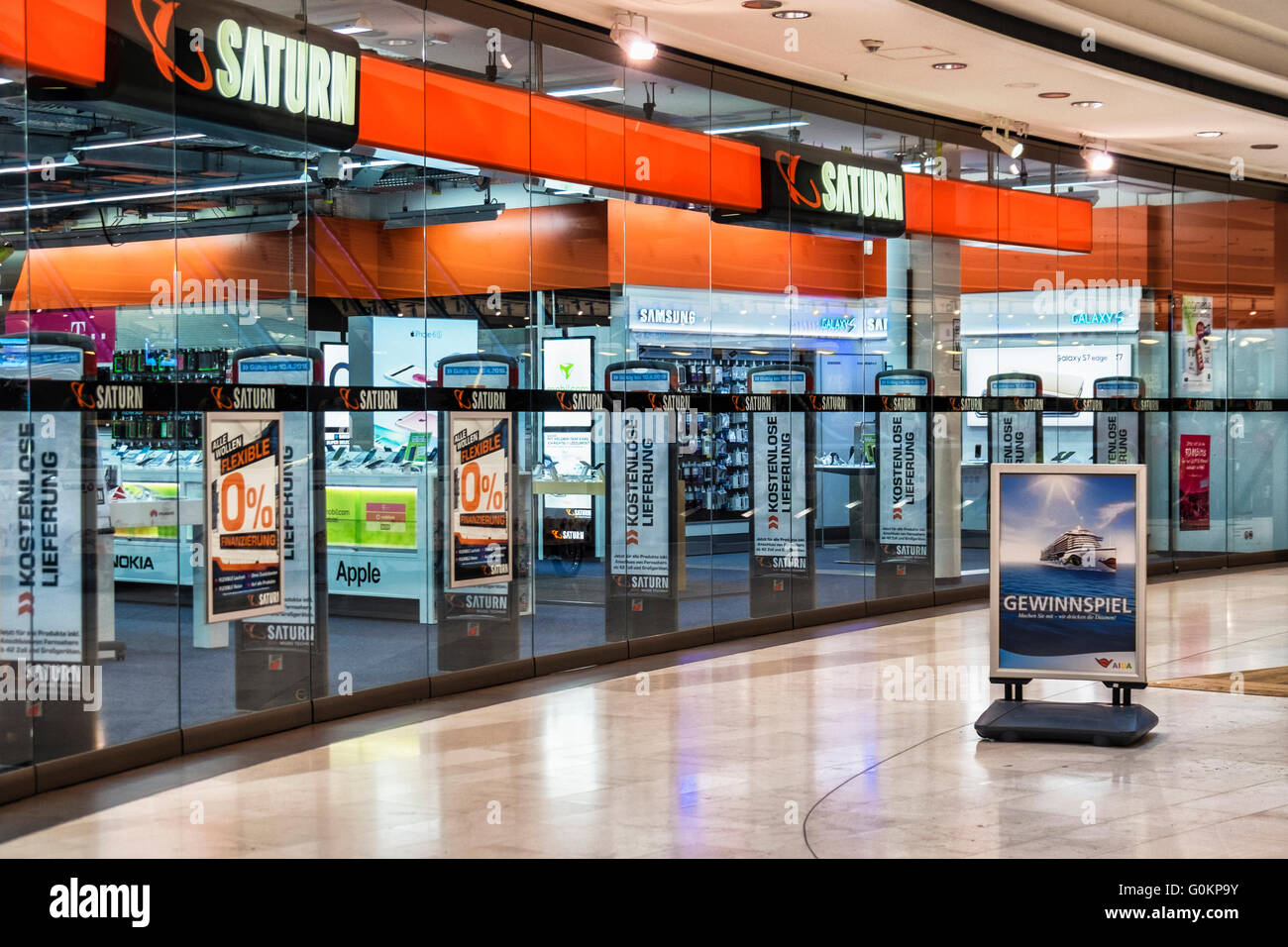 Saturn speichern Verkauf von elektronischen waren in den Königsbau Passagen, Könige Gebäude Einkaufszentrum. Stuttgart, Deutschland Stockfoto