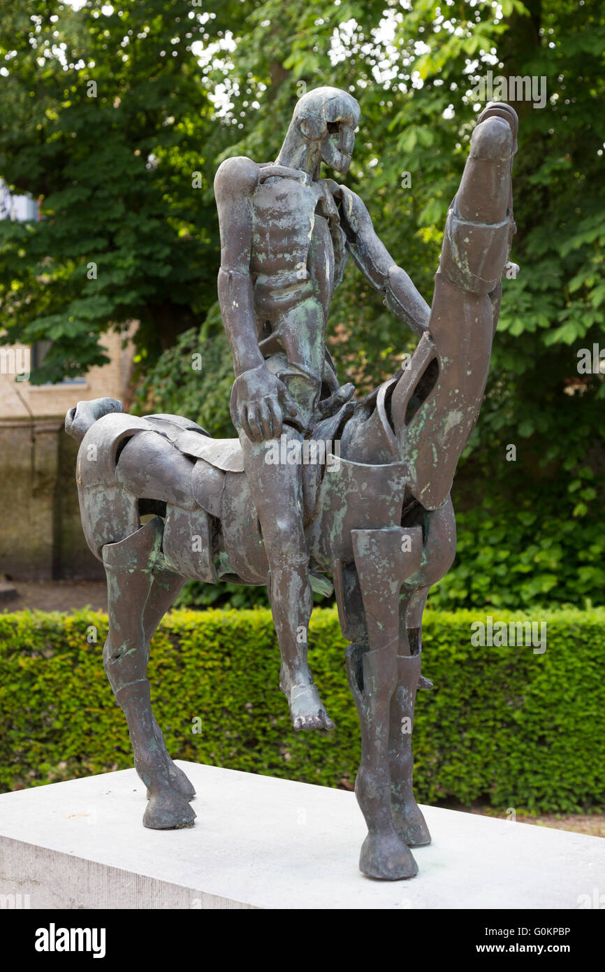 Die vier Reiter der Apokalypse. Satz von vier Bronze Skulpturen von Rik Poot im Garten der Arentshuis in Brügge, Belgien. Stockfoto