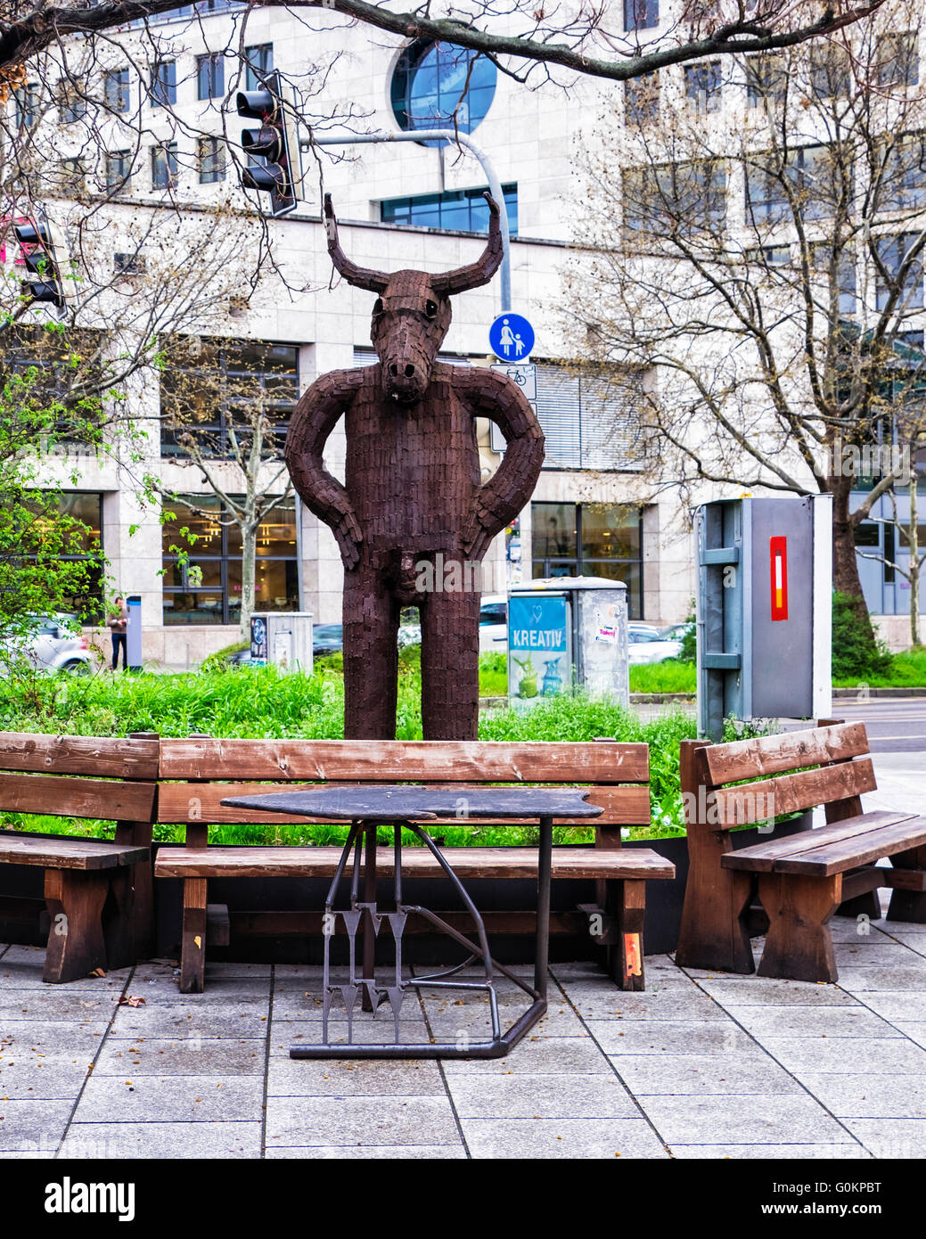 Palast der Republik, Stuttgart - Standing Bull Skulptur auf trendige Bar mit Bereich im Freien zu trinken. (Ehemals eine Toilette) Stockfoto