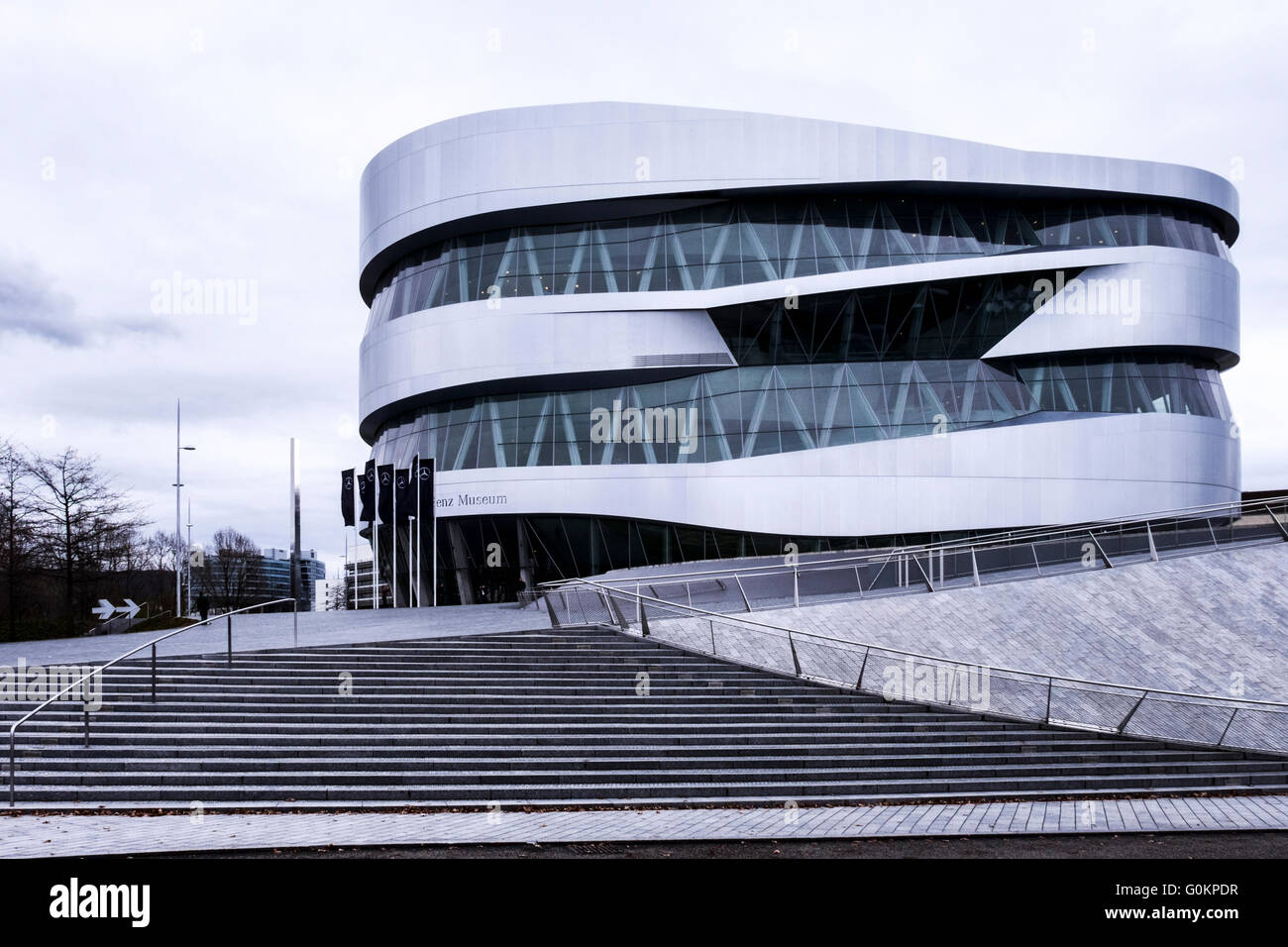 Das Mercedes-Benz Museum Automuseum in Stuttgart, Deutschland.  Moderner Aluminium- und Glasbau. Stockfoto