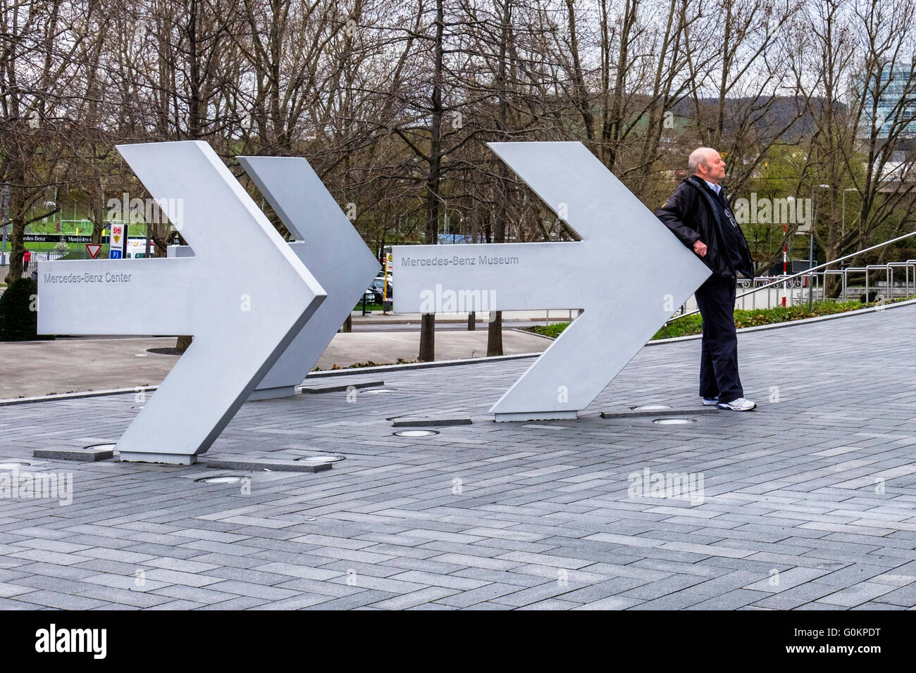 Senior woman steht außerhalb er Mercedes-Benz Museum, Stuttgart, Deutschland. Stockfoto
