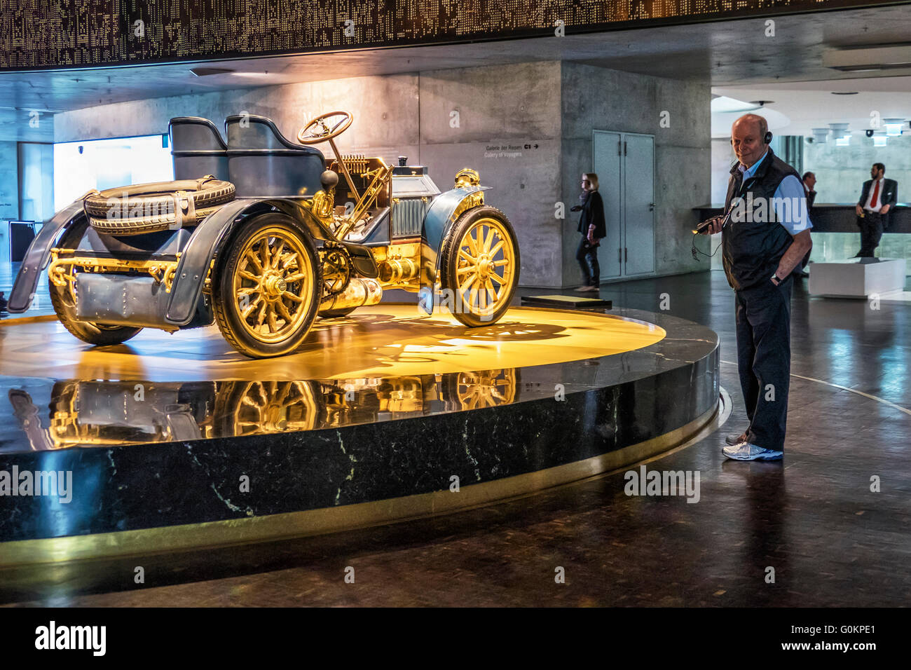 Mercedes-Benz Museum, Stuttgart, Deutschland. Ältere Mann schaut Oldtimer Stockfoto