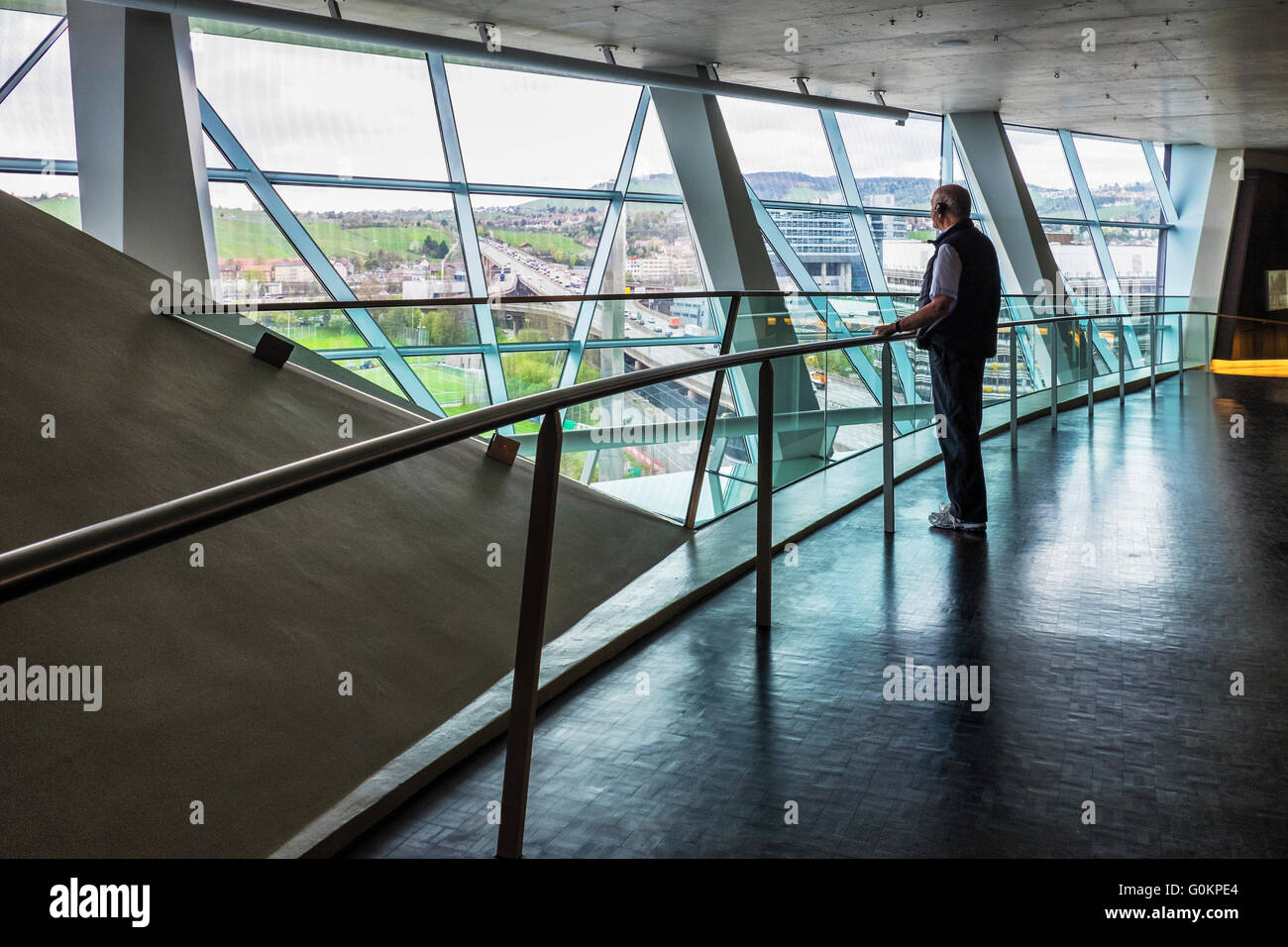 Senior woman aus He Mercedes-Benz Museum Fenster, Stuttgart, Deutschland. Stockfoto