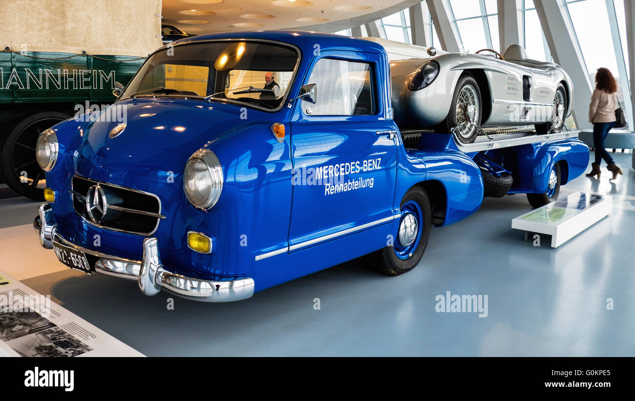 Mercedes-Benz Museum, Stuttgart, Deutschland. Mercedes Racing Car 300 SLR auf Mercedes Autotransporter (blaues Wunder) Stockfoto