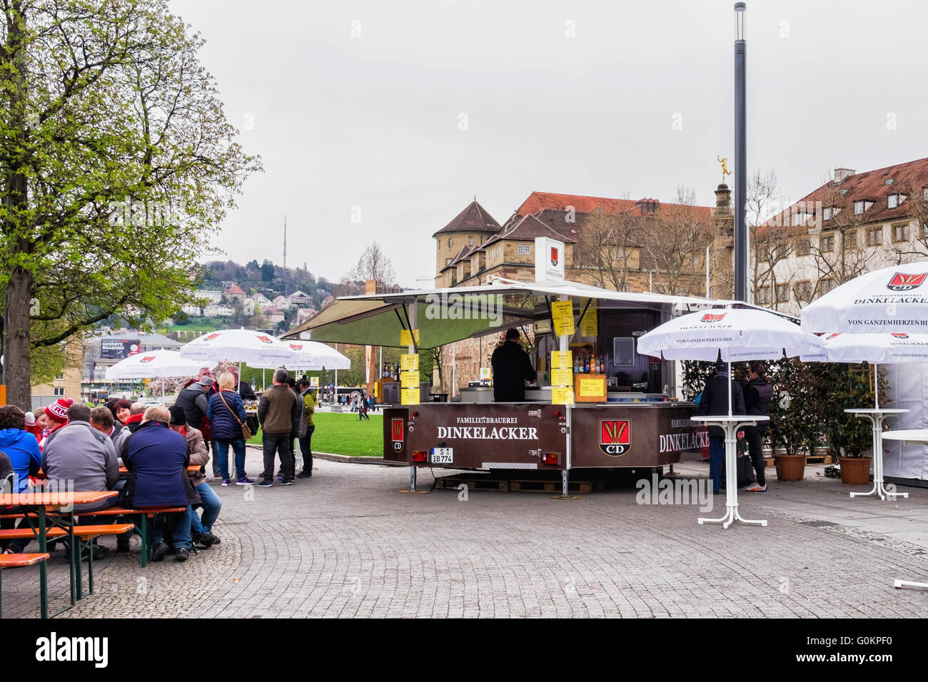 Stuttgart, Schlossplatz. Menschen, die genießen Dinkelacker Biergarten am Frühlingsfest Markt Stockfoto