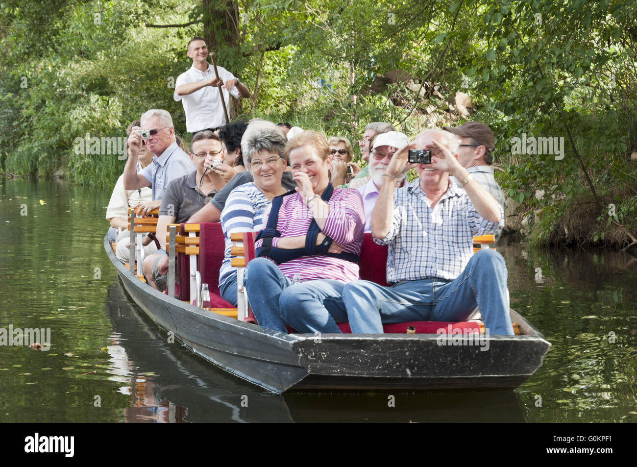 Touristen auf Bootsfahrt in der Lausitz Stockfoto