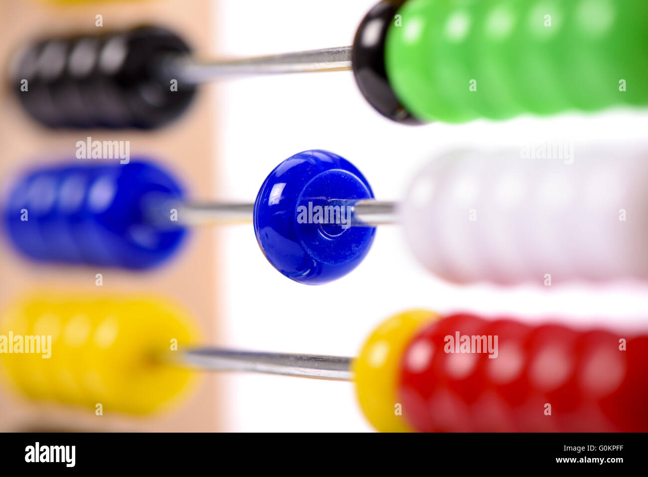 Abacus Zähler im Detail und isoliert auf weiß Stockfoto