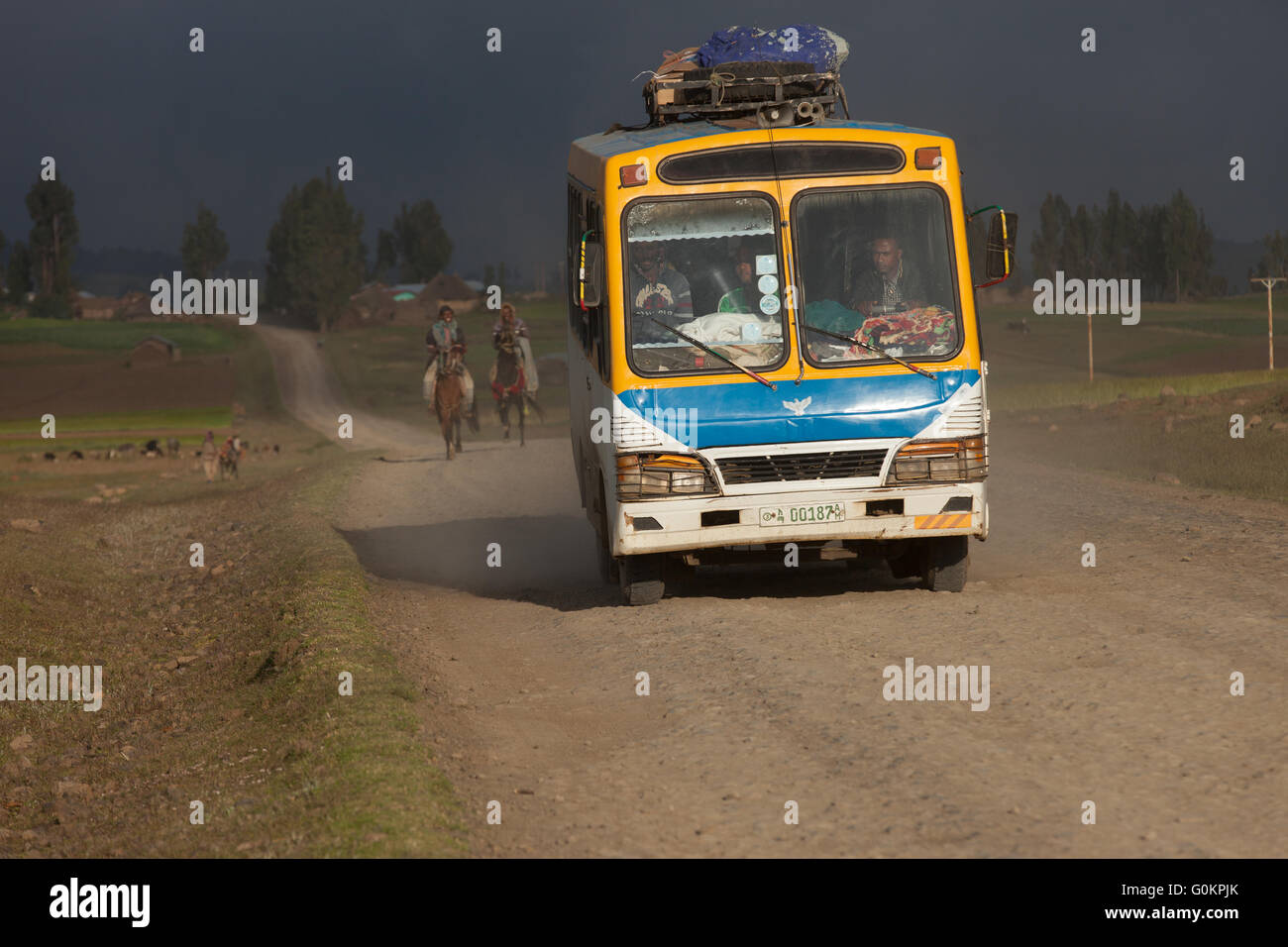 Nord Shewa, Amhara in Äthiopien, Oktober 2013: Ein Bus auf der Straße. Stockfoto