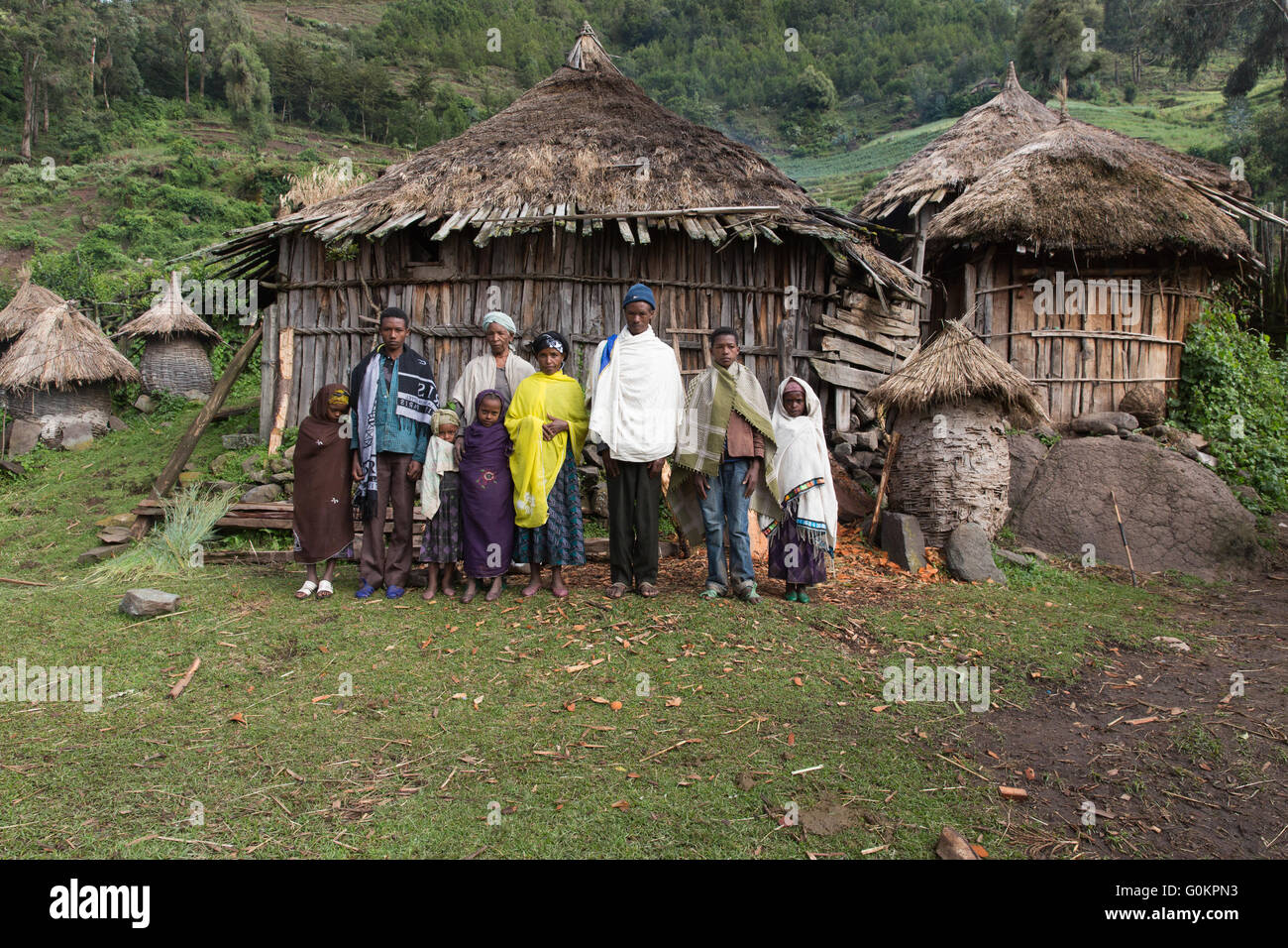 Wofwasha, Äthiopien, 2013: Hailemariam Woldoyohanus, 37, und seine Frau Zenobich und die erweiterte Familiengruppe. Stockfoto