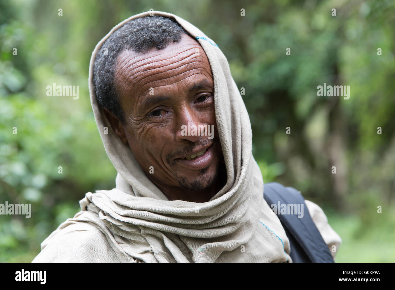 Wofwasha Kebele, Nord-Shewa, Äthiopien, Oktober 2013: Ein Dorfbewohner zu Fuß durch den Wald. Stockfoto