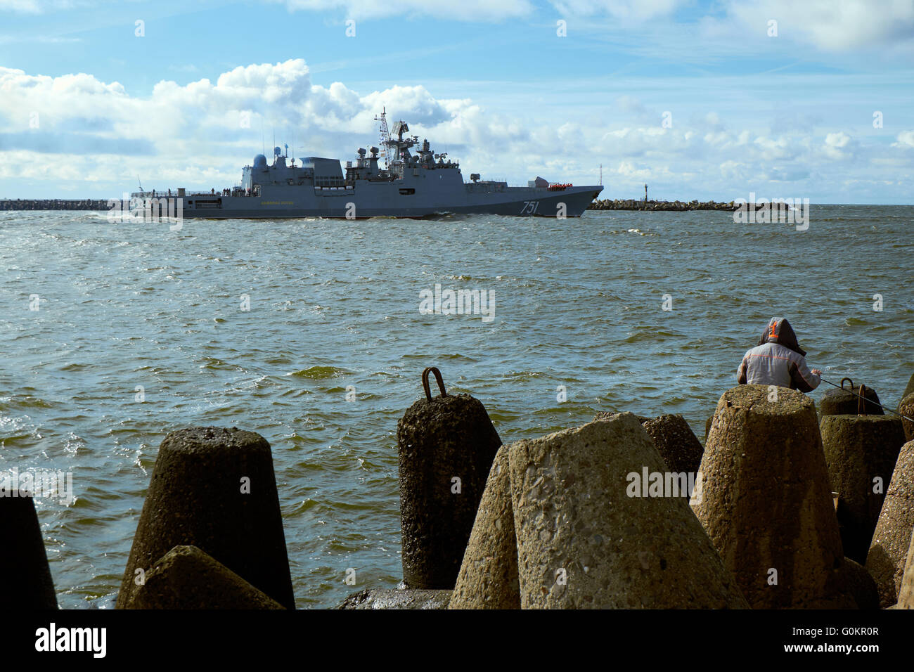 BALTIJSK, Gebiet Kaliningrad, Russland - 19. März 2016: Admiral Essen - das zweite Patrouillenschiff des Projektes 11356, Hono benannt Stockfoto