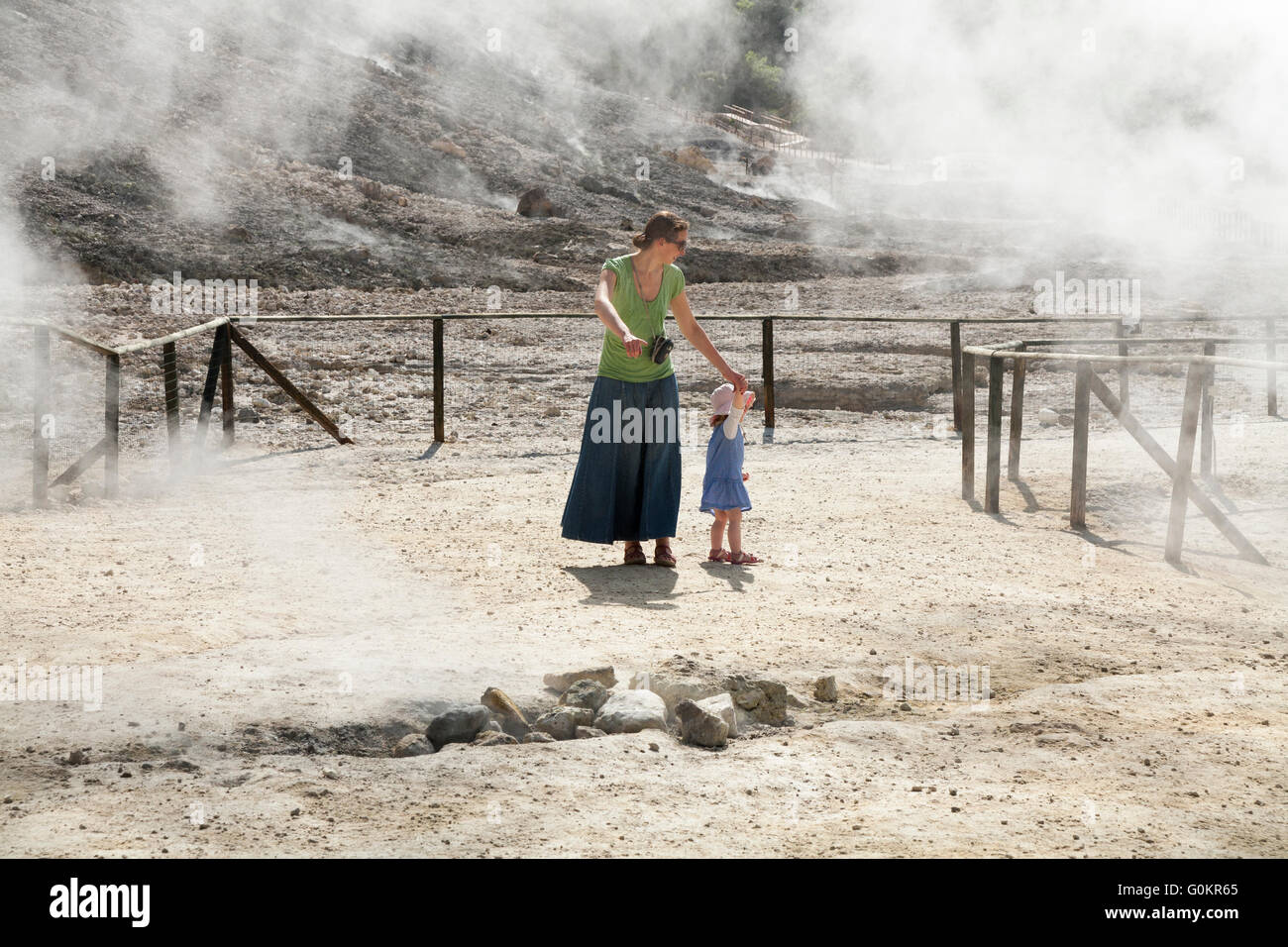 Touristischen Frau & Kind / Familie bei Solfatara Vulkan Dampf & schwefelhaltige Dämpfe Pozzuoli, Neapel; Campi Flegrei Vulkangebiet Stockfoto