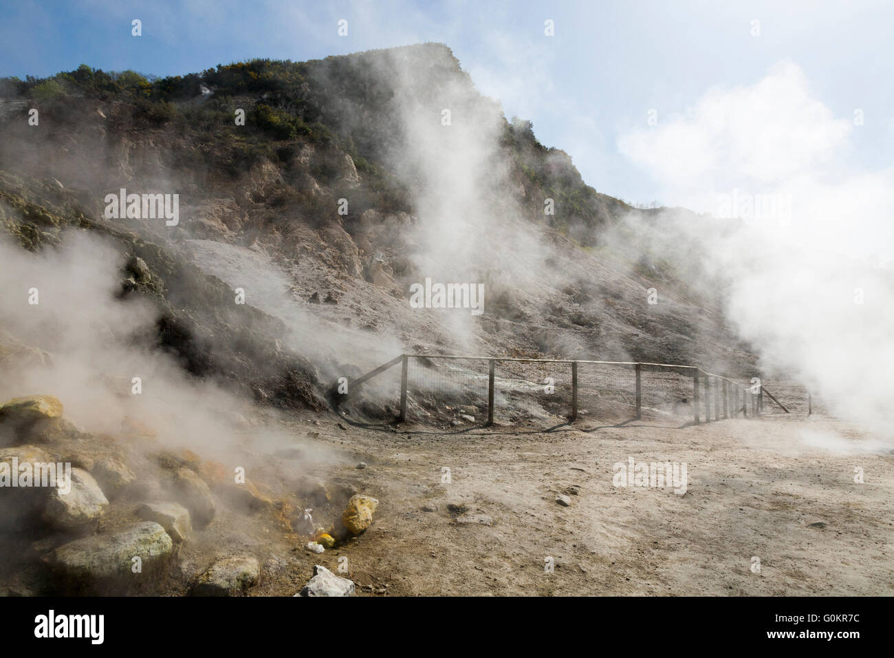 Solfatara Vulkan. Dampf & schwefelhaltige Dämpfe steigen aus Fumerole / Formationen. Pozzuoli nr Neapel Italien; Campi Flegrei Vulkangebiet Stockfoto