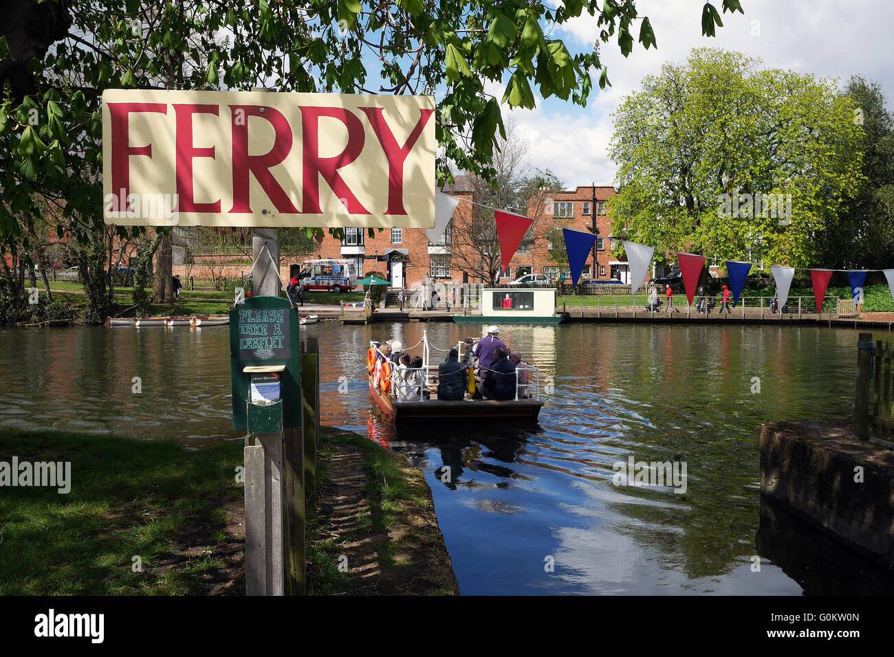 Passagier-Fähre überqueren den Fluss Avon, Stratford-upon-Avon, Warwickshire, England, Vereinigtes Königreich, Europa Stockfoto