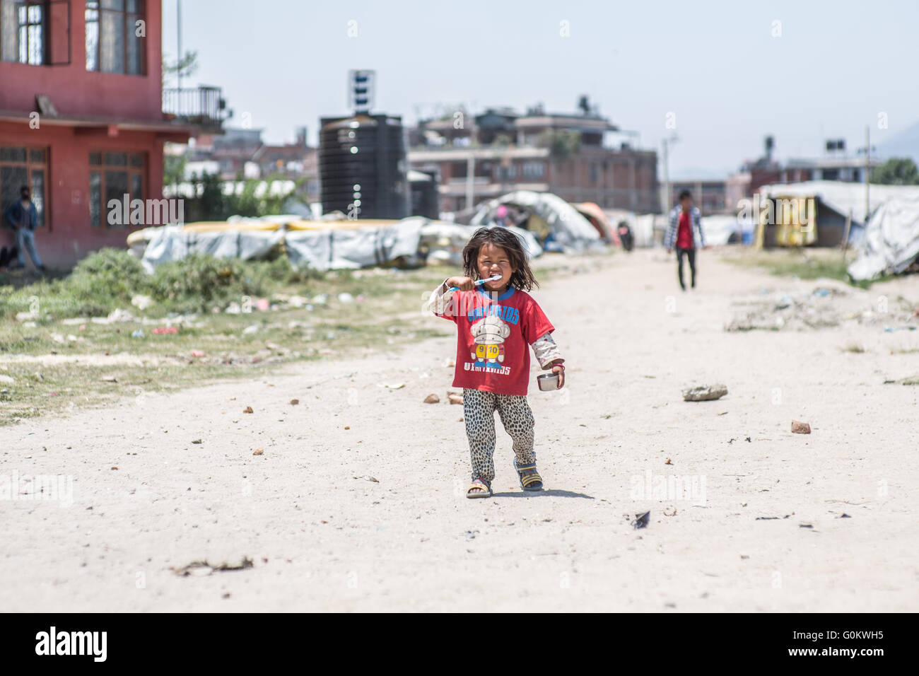 Ein Kind auf dem Weg in eine "Kinder spielen Tag" in einem Camp für Familien, die während des Erdbebens von 2015 in Nepal obdachlos geworden Stockfoto