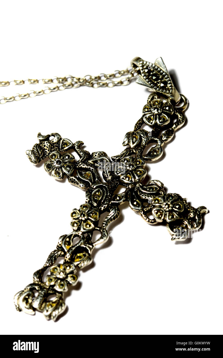 Kruzifix Kreuz Halskette isoliert auf weißem Hintergrund Stockfoto