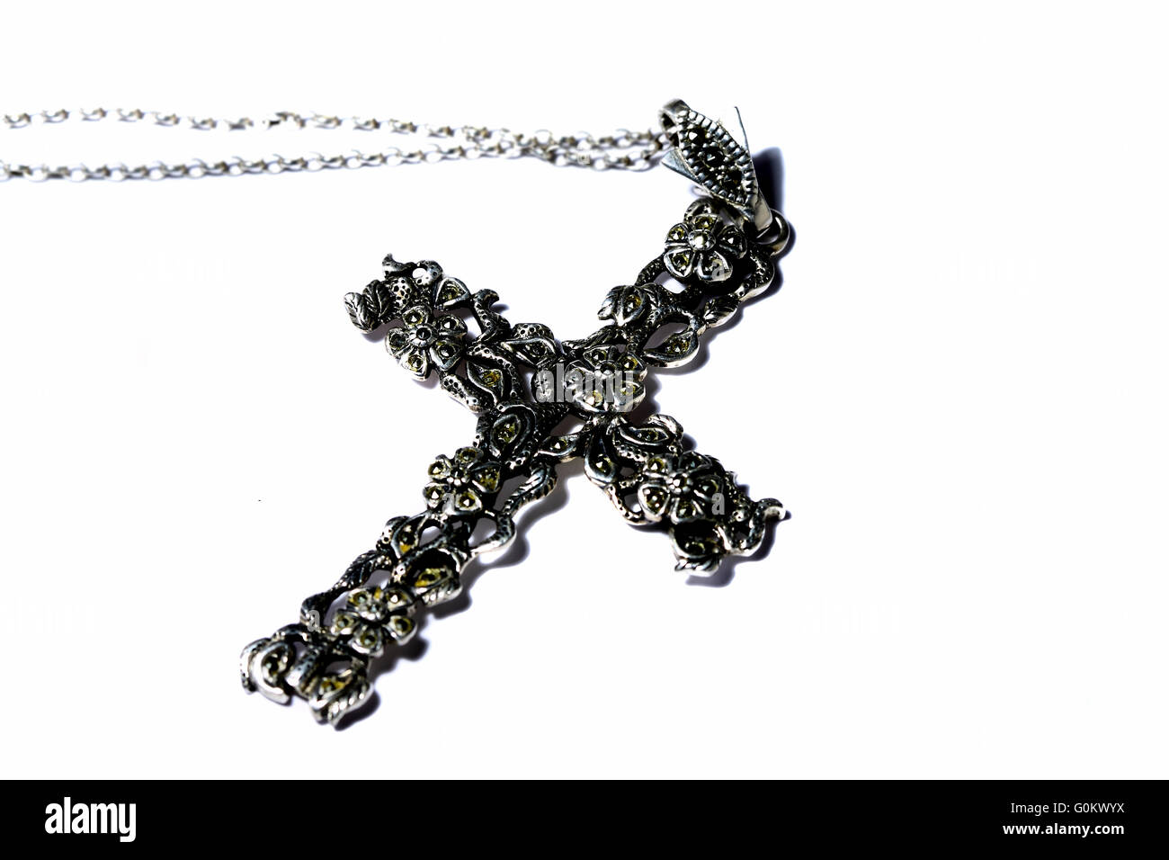 Kruzifix Kreuz Halskette isoliert auf weißem Hintergrund Stockfoto