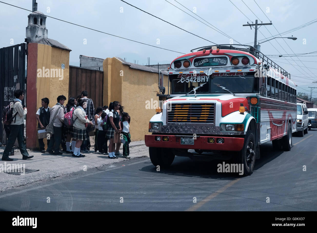 Eine sagenumwobene Chicken Bus in Antigua, einer Stadt im zentralen Hochland von Guatemala Mittelamerika. Modell der Bus ist International 3700 mit Thomas Körper von International Harvester produziert in erster Linie für den Schulbus und Transit Anwendungen Stockfoto