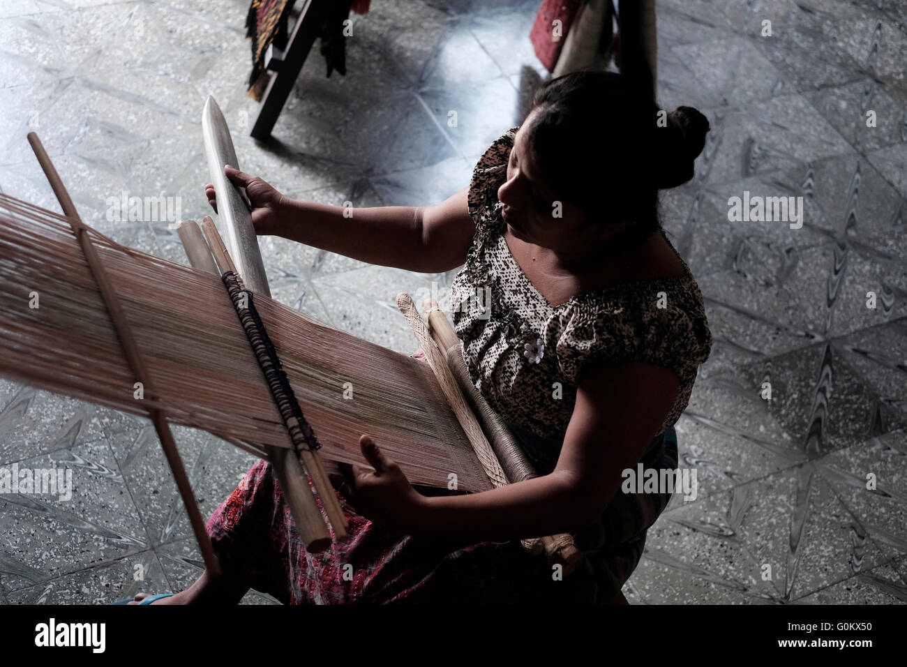 Eine Frau mit einem Backstrap Loom ein traditionelles weben Textilien und Designs in der Maya-Kultur in Antigua eine Stadt im zentralen Hochland von Guatemala Zentralamerika verwurzelt Stockfoto