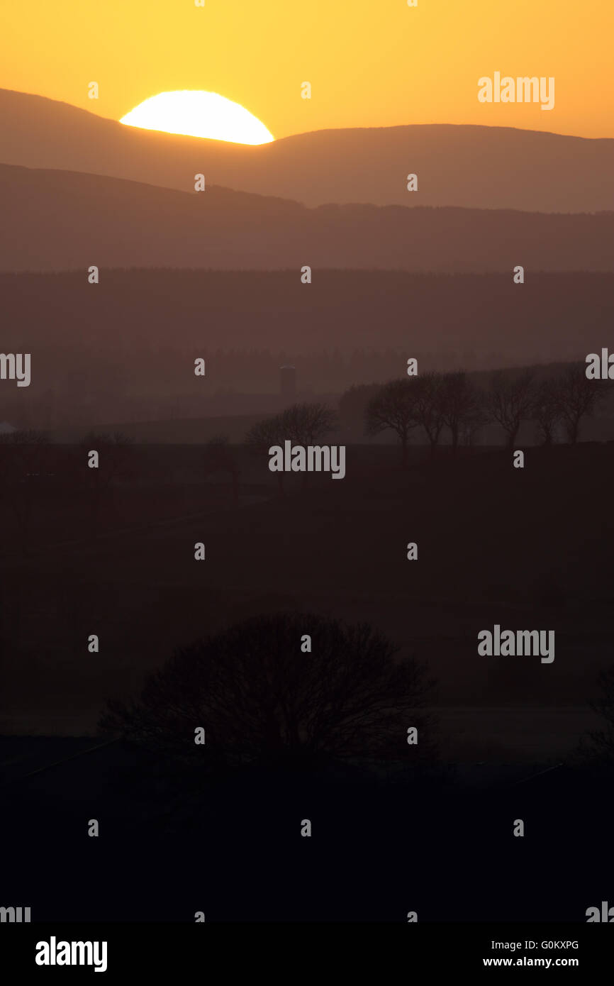 Sonnenuntergang über den Hügeln von Angus, Schottland. Von Ethie betrachtet. Stockfoto