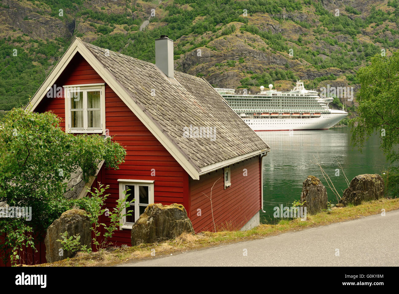 Waterside House und Kreuzfahrt Schiff Azura in Flam. Stockfoto