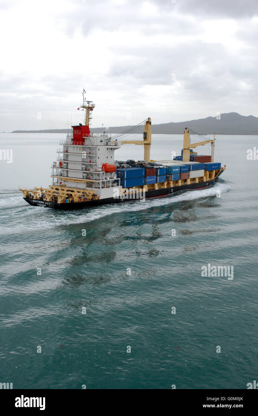 Containerschiff südlichen Lily Köpfe aus Auckland Harbour mit Containern und Autos auf dem Deck. Stockfoto