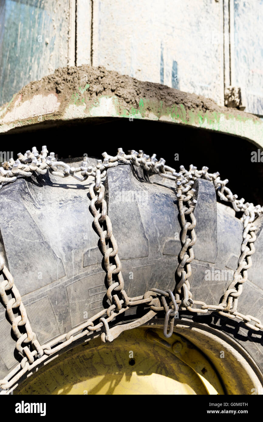 Detail aus einem Traktor Rad mit Winter-Ketten in Québec, Kanada. Stockfoto