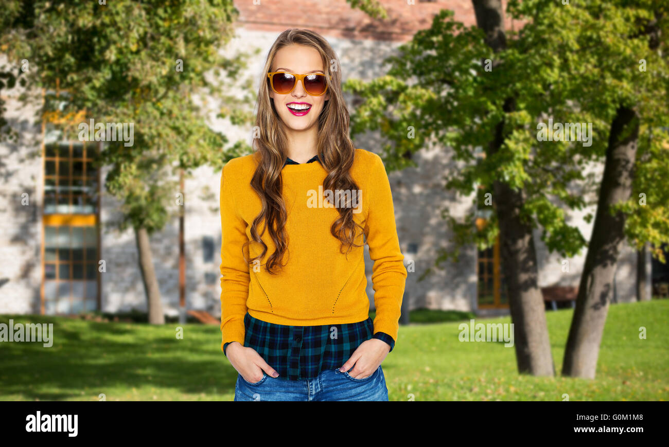 glückliche junge Frau oder Teenager-Mädchen in Freizeitkleidung Stockfoto