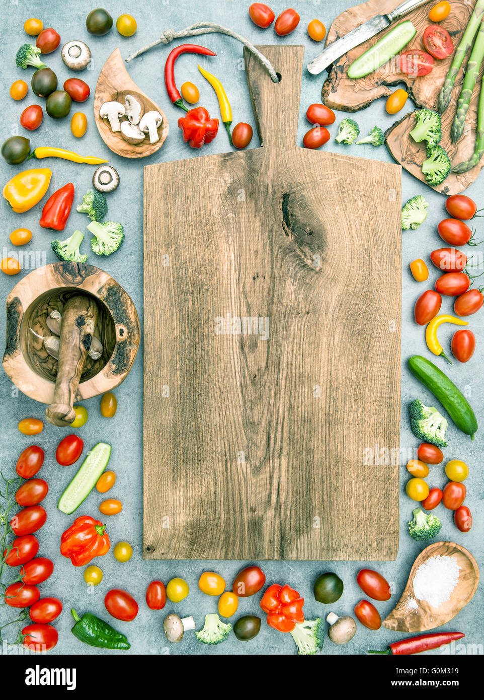Holzbrett und frisches Gemüse. Gesunde Ernährung. Vintage-Stil getönten Bild Stockfoto