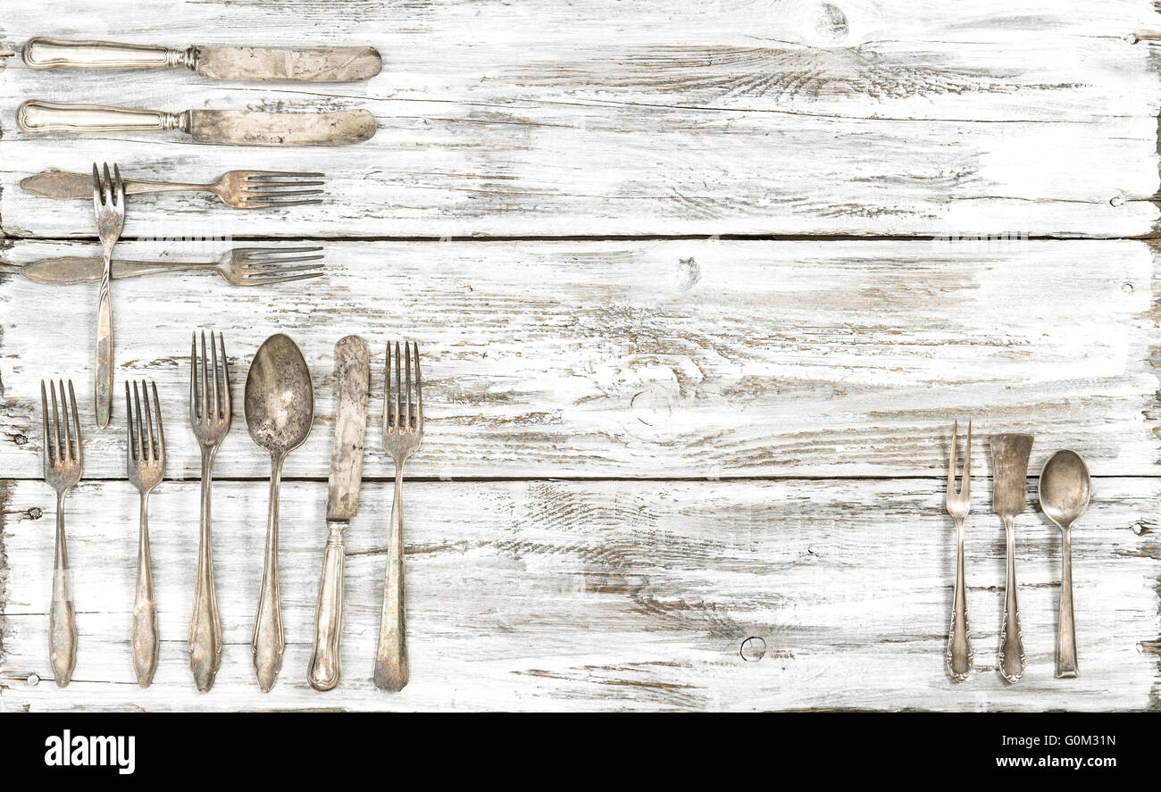 Antikes Besteck auf rustikalen hölzernen Hintergrund. Retro-Küche Besteck Messer, Gabel und Löffel Stockfoto