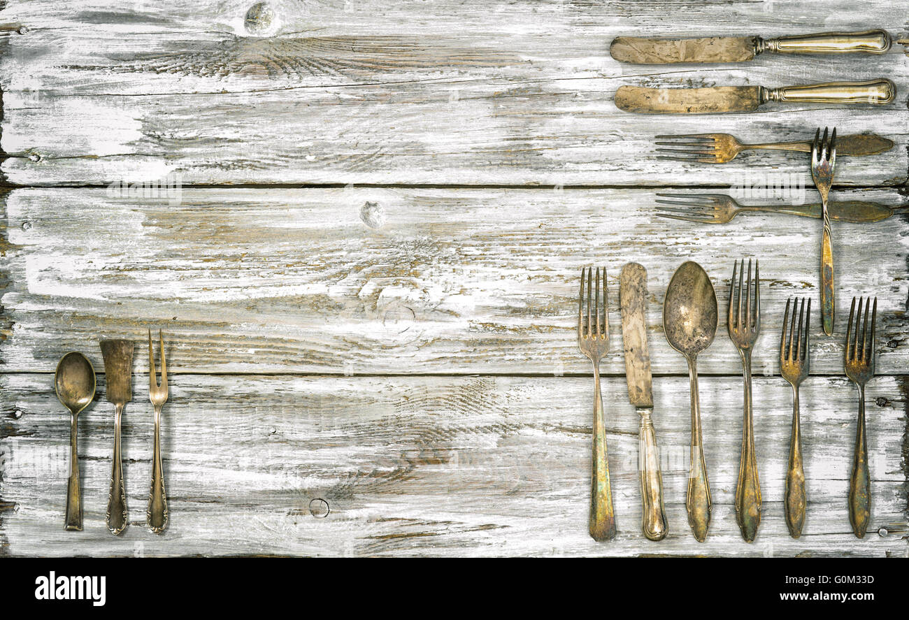 Antikes Besteck auf rustikalen hölzernen Hintergrund. Retro-Küchenutensilien. Vintage-Stil getönten Bild Stockfoto