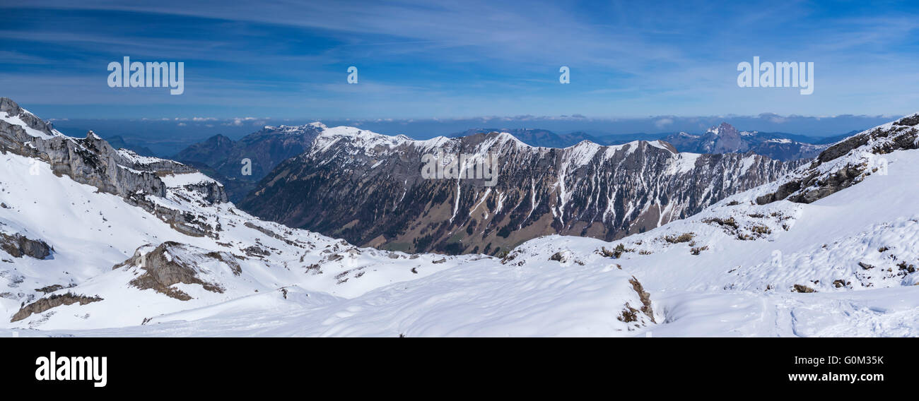 Panoramablick auf Fronalpstock und Klingenstock Berge in den Schweizer Alpen, vom Nordhang des Rossstock gesehen. Stockfoto